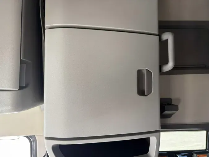 2023 VOLVO VNL64T760