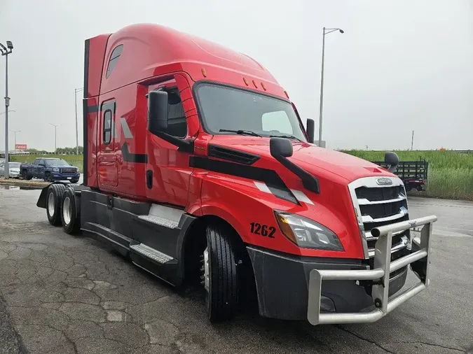 2020 FREIGHTLINER Cascadia 126