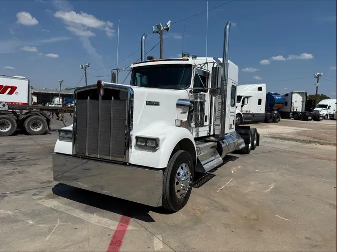 2023 Kenworth W900