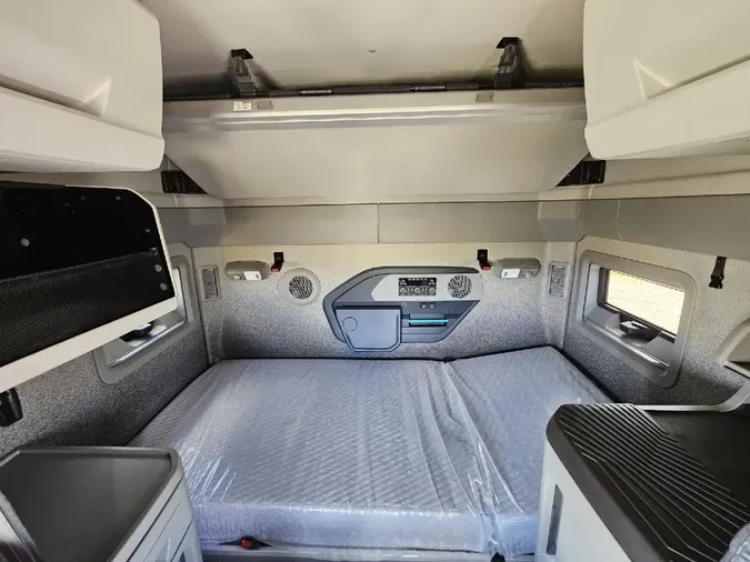 2025 VOLVO VNL64TV04