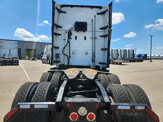 2021 FREIGHTLINER Cascadia 126
