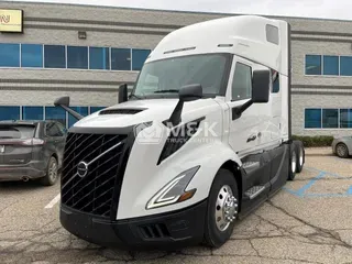 2025 VOLVO VNL64T660