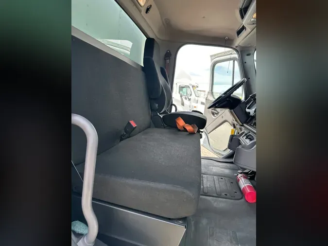 2018 FREIGHTLINER M2 106