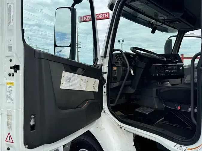 2019 VOLVO VNR300