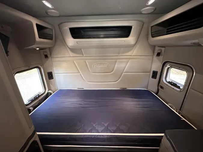 2022 Peterbilt 579d65c8d5447232bdd1b0e1fb20f53566c