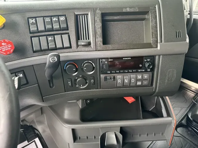 2021 VOLVO VNL64T760