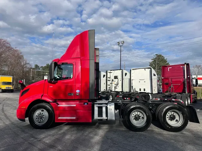 2021 VOLVO VNR64T300