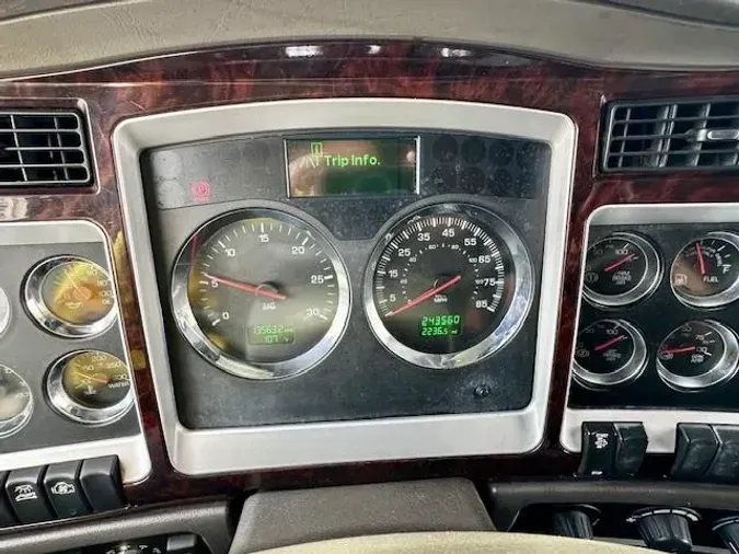 2023 Kenworth W900