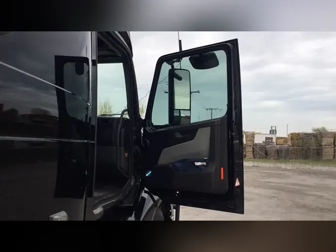 2022 Volvo VNL860