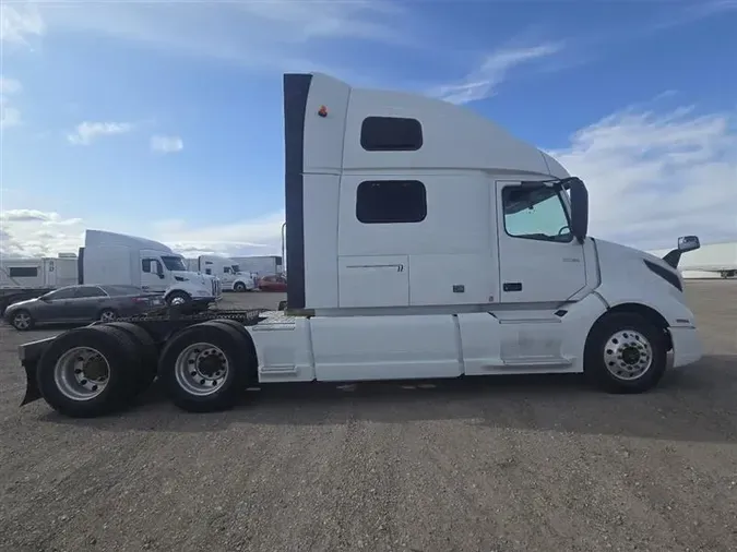 2020 VOLVO VNL860
