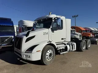 2018 VOLVO VNR64T300