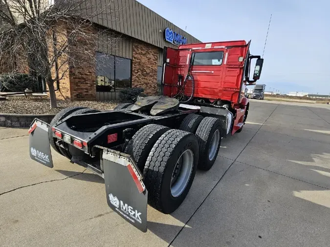 2022 VOLVO VNR64T300