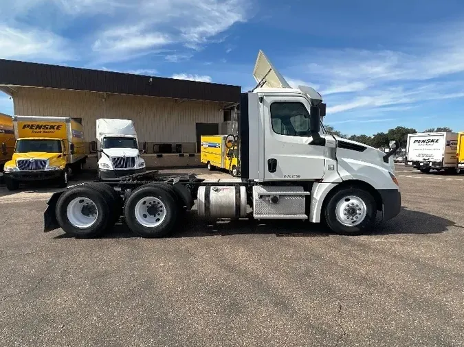 2018 Freightliner T12664ST