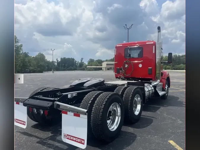 2025 Kenworth T880