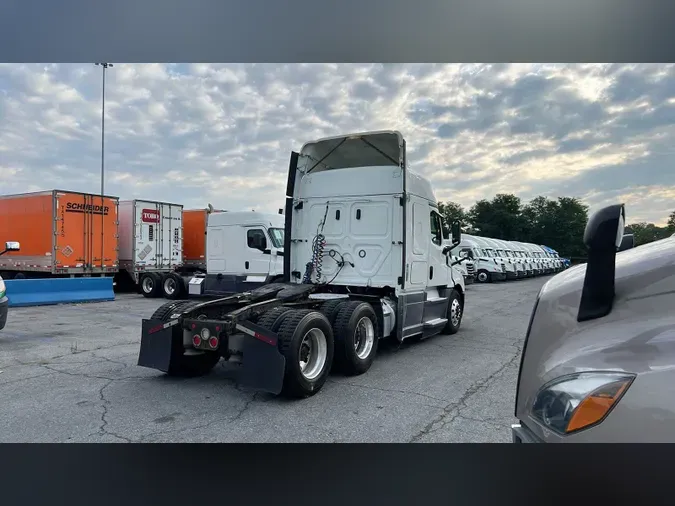2020 Freightliner Cascadia 126