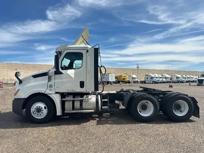 2018 Freightliner T12664ST