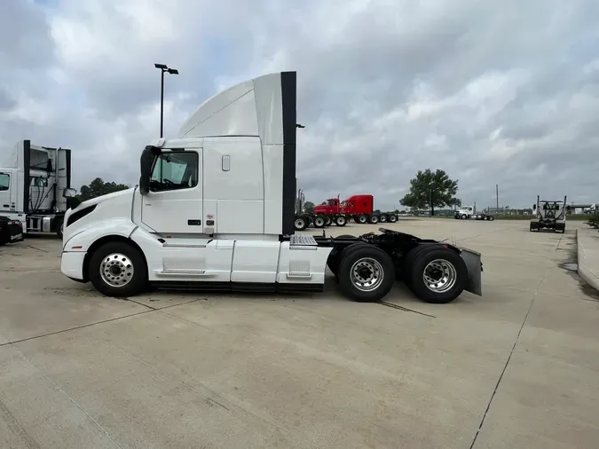 2025 VOLVO VNL64T400