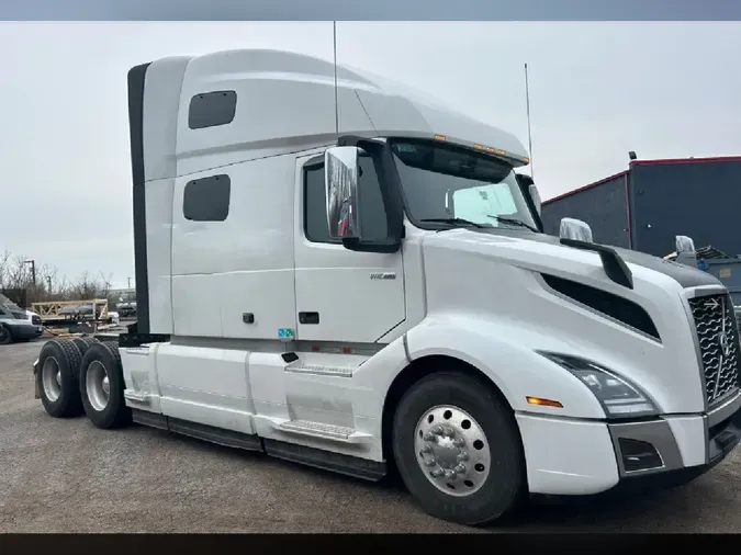 2025 VOLVO VNL64T760
