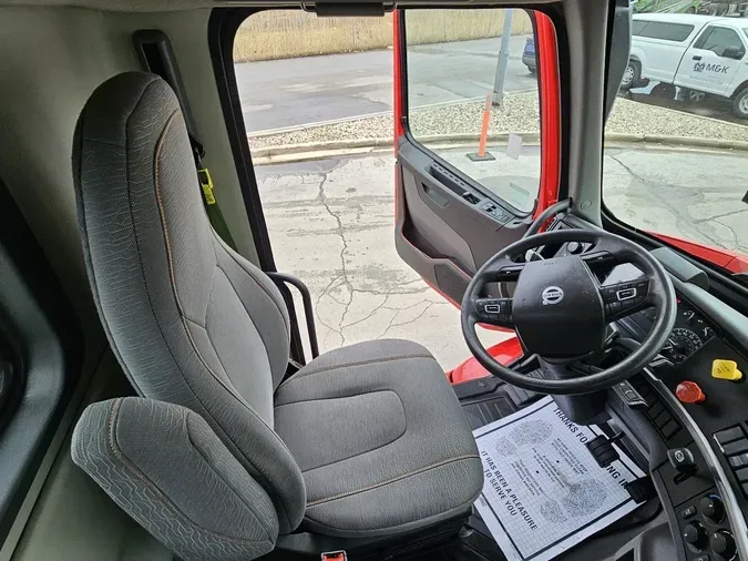 2020 VOLVO VNR64T300