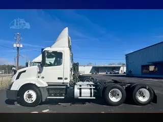 2016 VOLVO VNL64T300