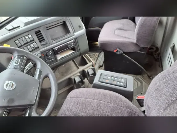 2019 VOLVO VNL64T-300d71b501165515b84b658d182ceb4c2b9