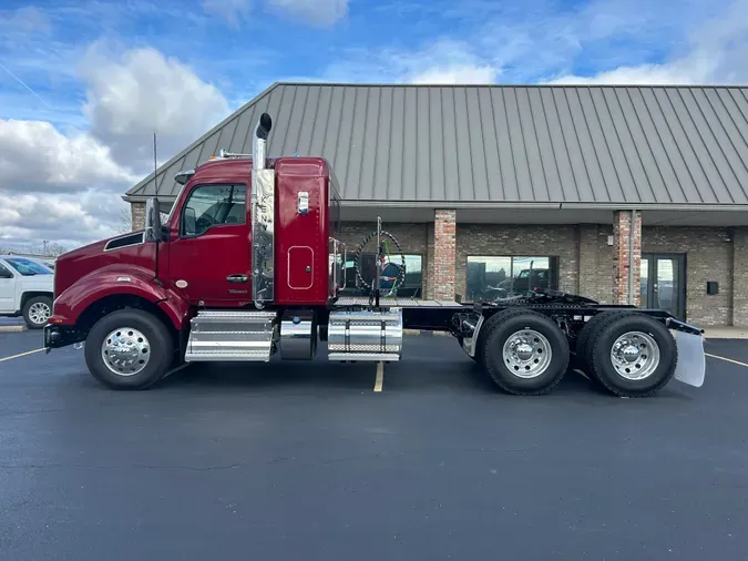 2025 Kenworth T880