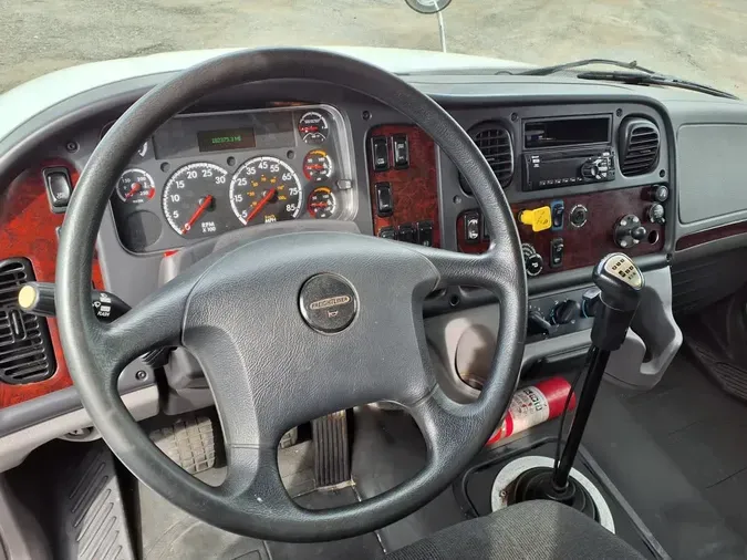 2018 FREIGHTLINER M2 106