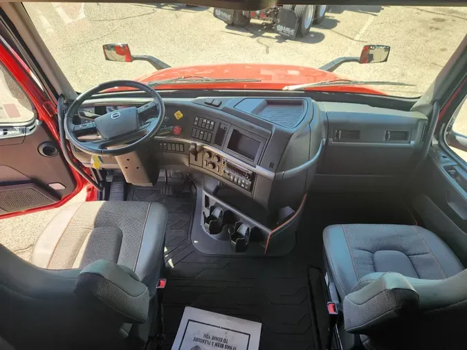 2025 VOLVO VNL64T860