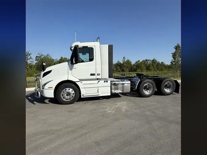 2023 VOLVO VNR64T300