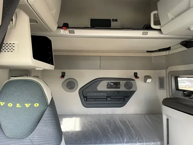 2025 VOLVO VNL64T860