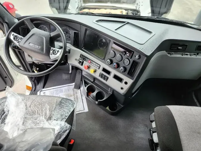 2021 FREIGHTLINER Cascadia 126