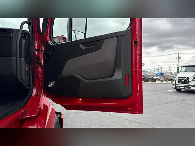 2021 VOLVO VNL760