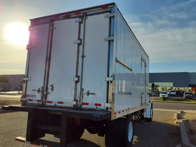 2016 FREIGHTLINER/MERCEDES M2 106