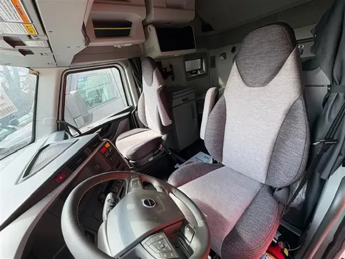 2026 VOLVO TRUCK VNL64TV04