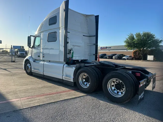 2025 VOLVO VNL64T860