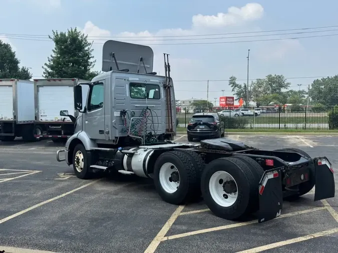 2019 VOLVO VNR64T 300