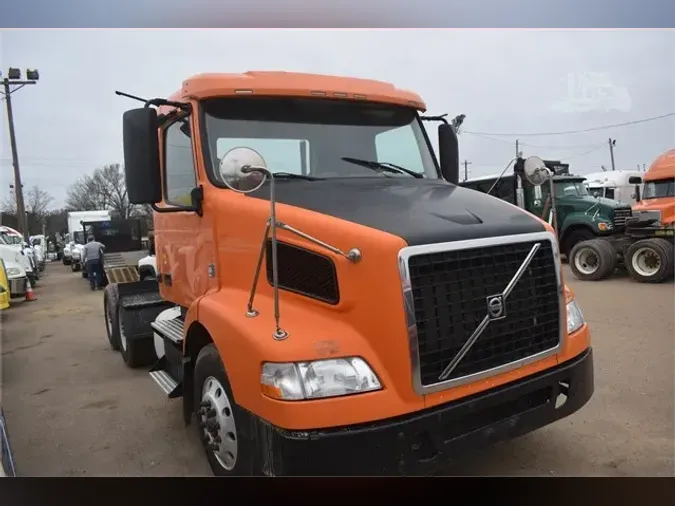 2017 VOLVO VNM64T200