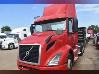2021 VOLVO VNR64T300