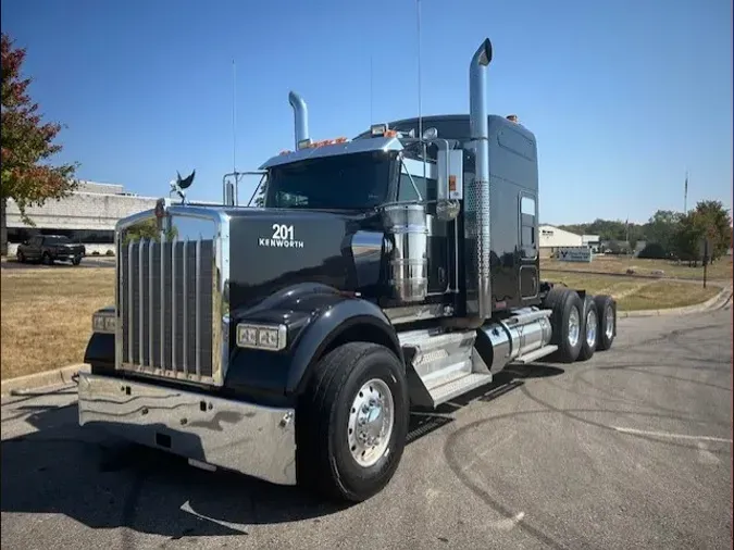 2024 Kenworth W900