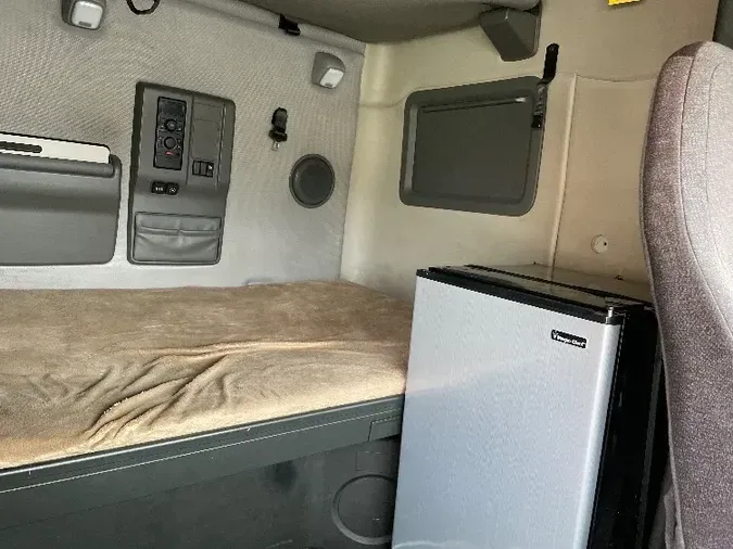 2019 VOLVO VNL64760
