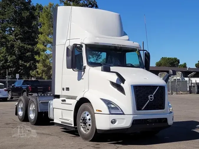 2025 VOLVO VNR64T300