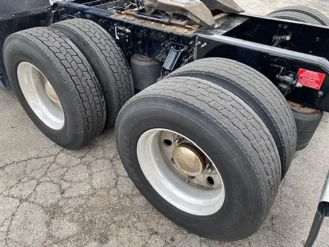 2022 Volvo VNL64T760