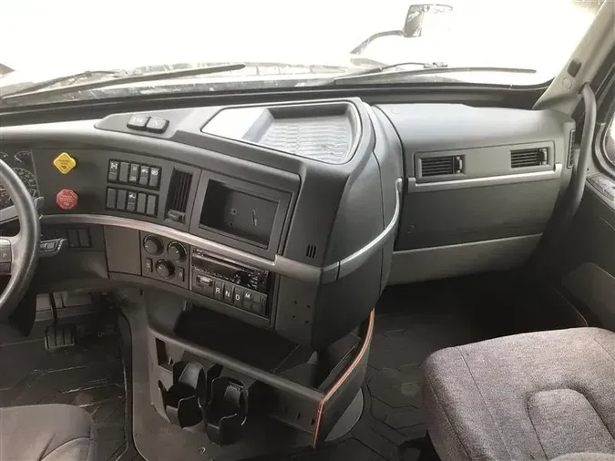 2019 VOLVO VNL860