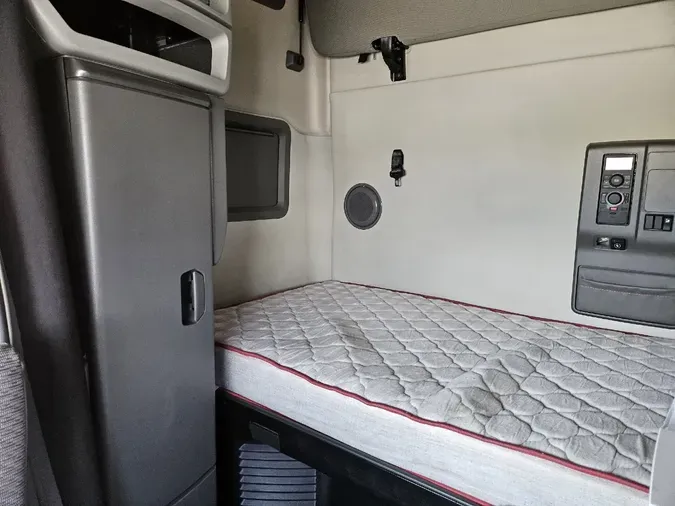 2020 VOLVO VNL64T760