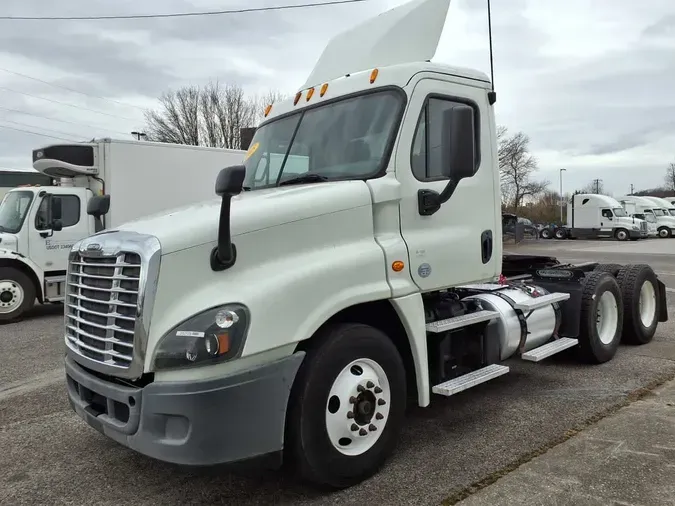 2015 FREIGHTLINER/MERCEDES CASCADIA 125d79b61f1db9efa37335115c2897e56a2