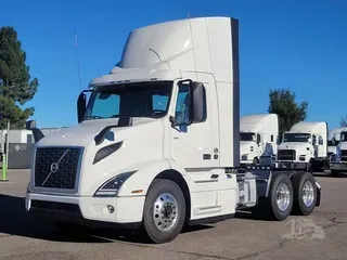 2025 VOLVO VNR64T300