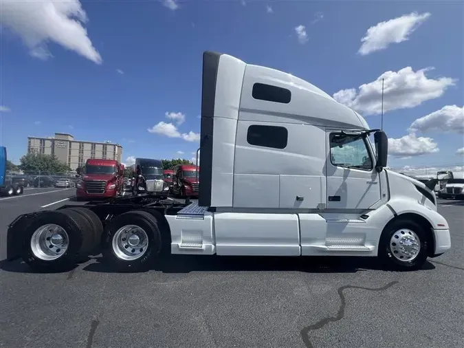 2022 VOLVO VNL760