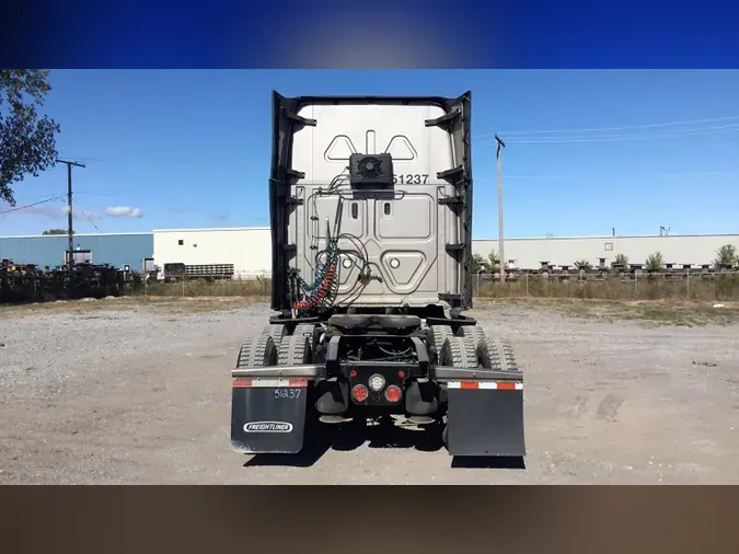 2021 Freightliner Cascadia 126