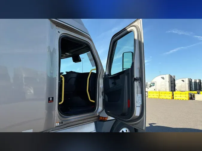 2025 Freightliner Cascadia 126