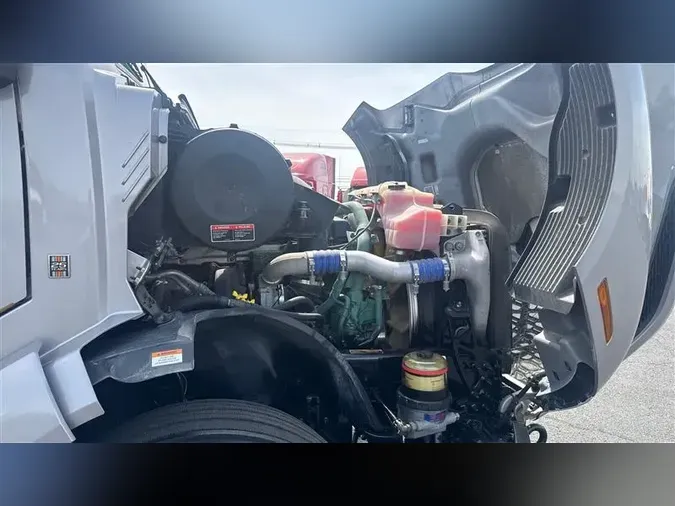 2022 VOLVO VNL860